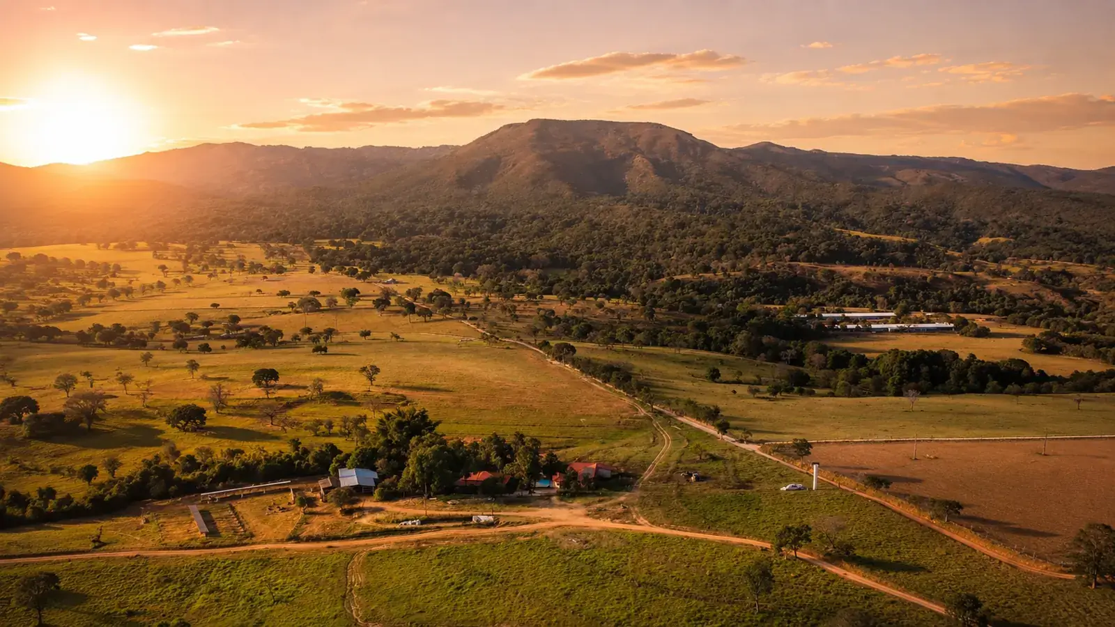 Vista da Serra Dourada ao pôr do sol